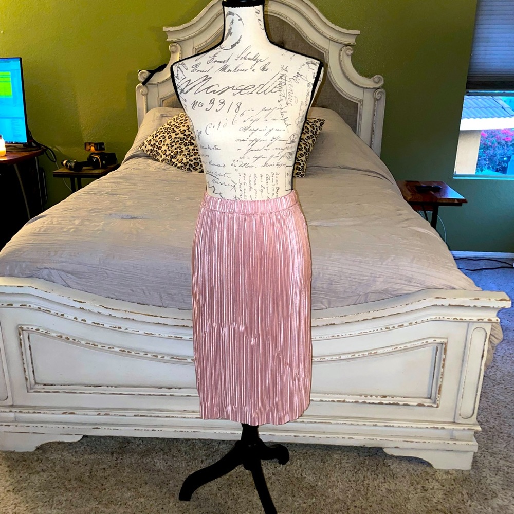 Forever 21 slight metallic light pink colored knee length skirt